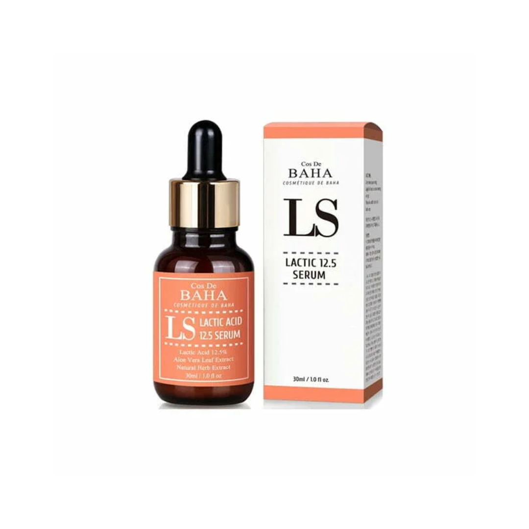 COS DE BAHA Lactic Acid 12.5% Face Peel Serum is an exfoliating treatment that helps reveal smoother, brighter skin. Infused with Lactic Acid, Aloe Vera, and calming plant extracts like Green Tea and Elderflower, it gently lifts away dead skin cells while keeping skin hydrated and soothed. Ideal for improving texture, radiance, and uneven tone.