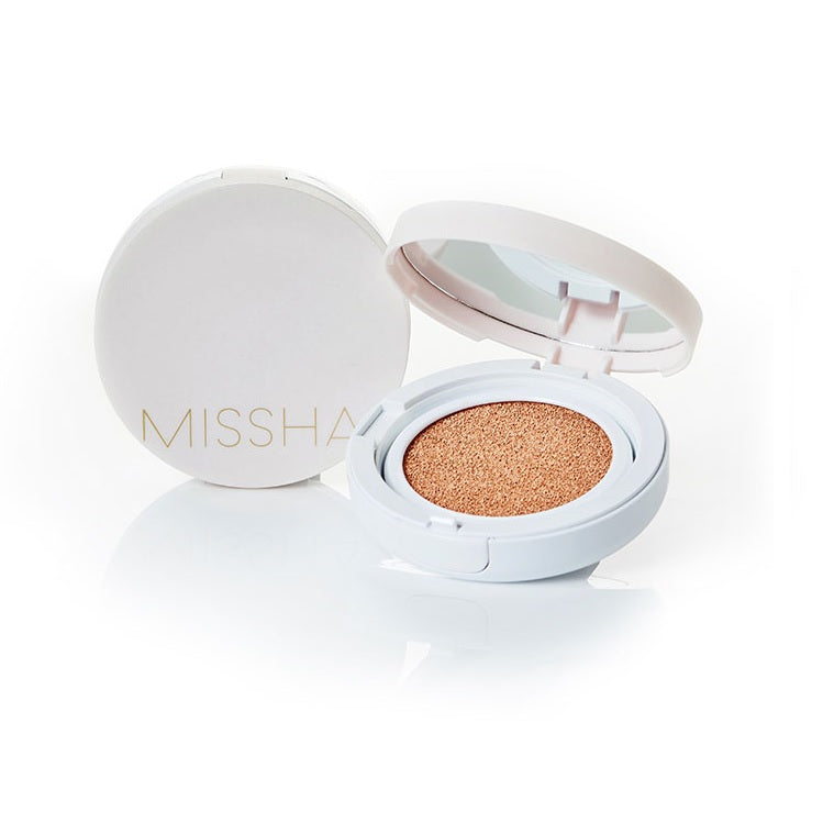 MISSHA Magic Cushion Cover Lasting is a long-wearing cushion foundation that provides buildable coverage for a flawless complexion. Infused with Niacinamide and Calendula Officinalis Flower Extract, it brightens and soothes the skin, while lightweight silicones and synthetic fluorphlogopite ensure a smooth and even application. Enriched with Tocopherol (Vitamin E) and botanical extracts like Peppermint and Eucalyptus, this cushion keeps your skin hydrated and refreshed throughout the day. Perfect for achiev